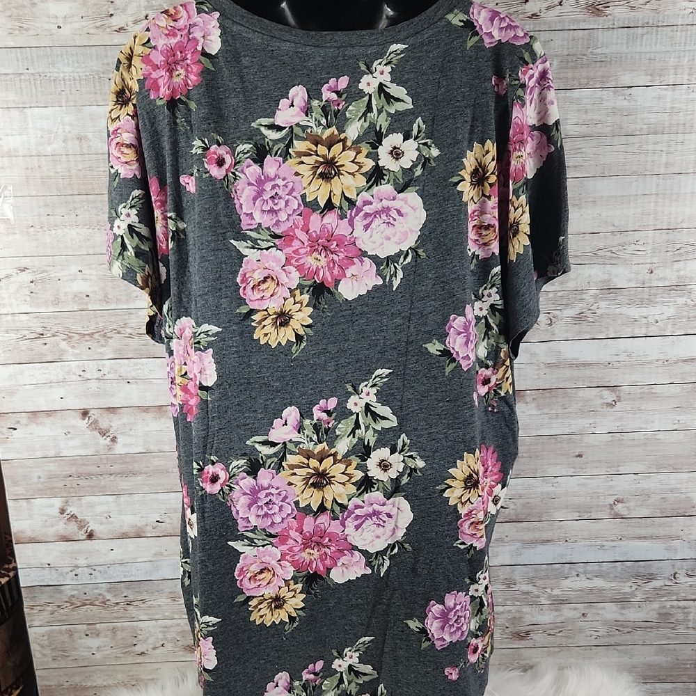 Torrid, Floral V-Neck Women's Top - Picture 6 of 6